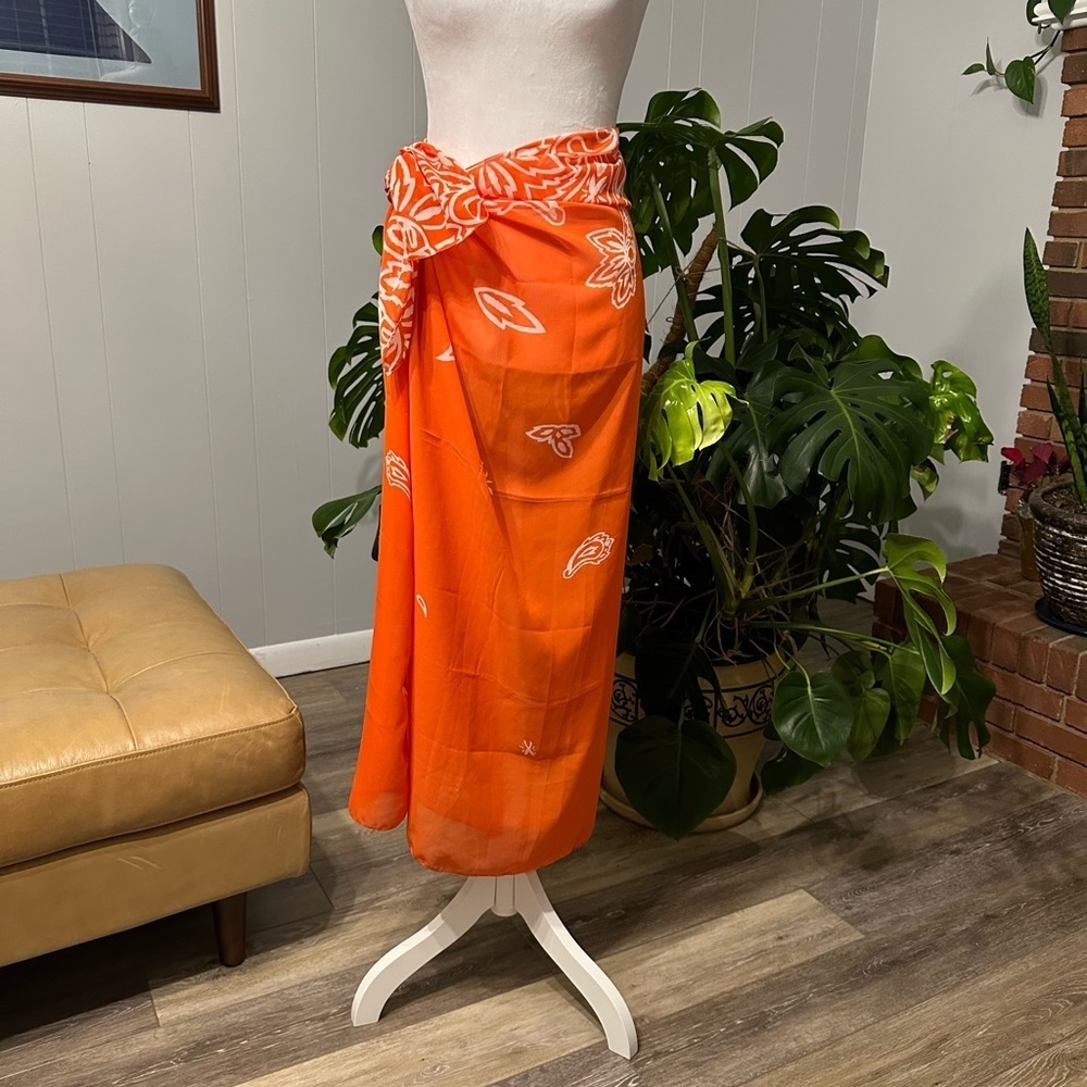 🌼 new Estée Lauder beautiful large Scarf 🧣 great for swimsuit cover.